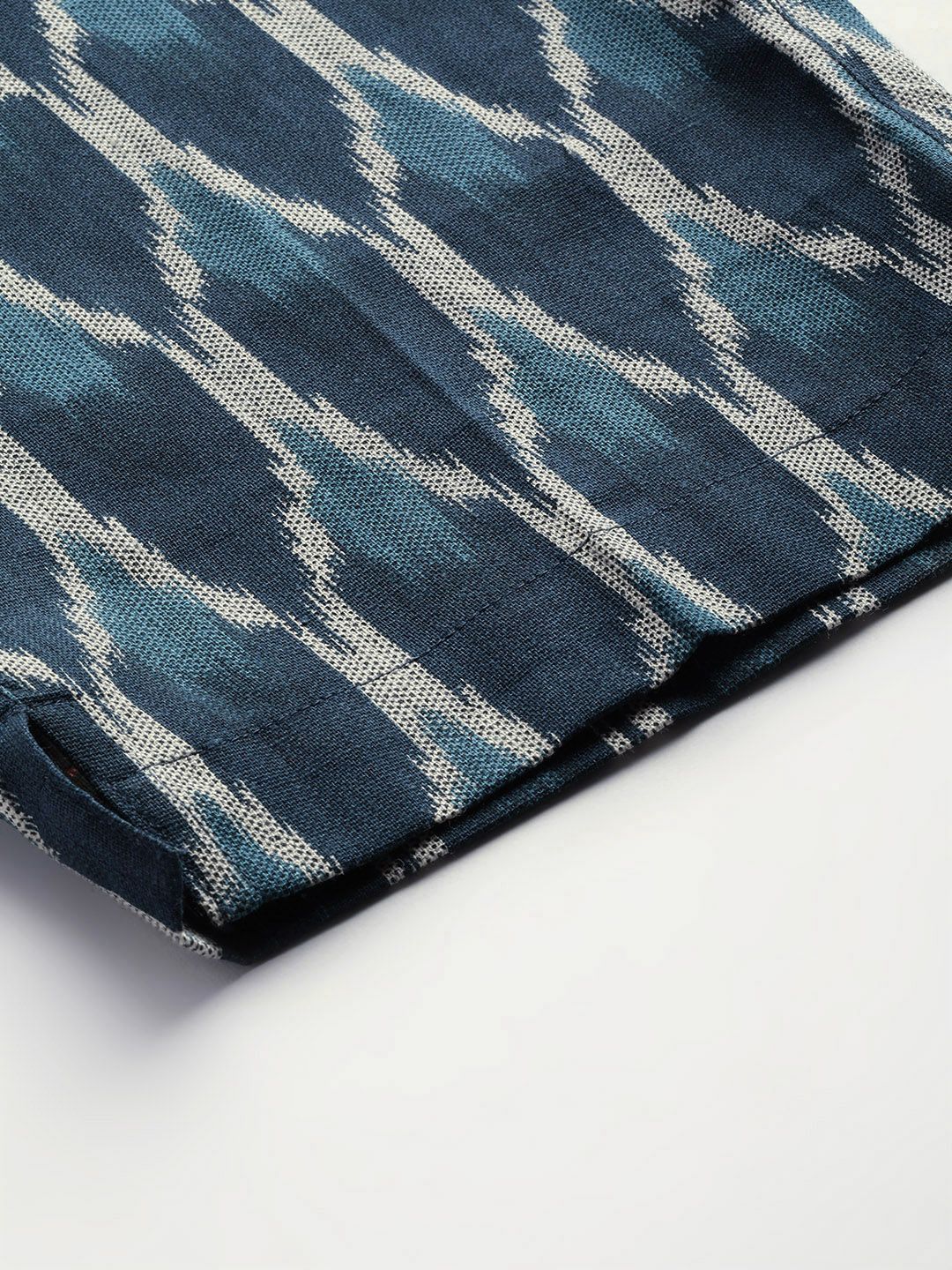 Shae by SASSAFRAS Women Navy Blue & Off-White Ikat Printed Cropped Trousers