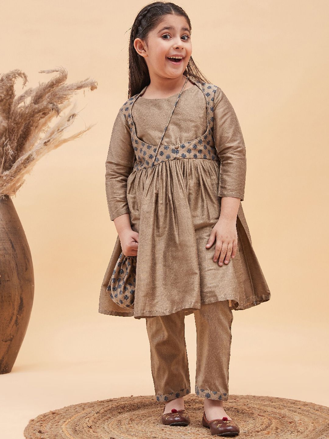 VASTRAMAY Girls Floral Printed Pleated Anarkali Kurta with Trousers & Potli Bag