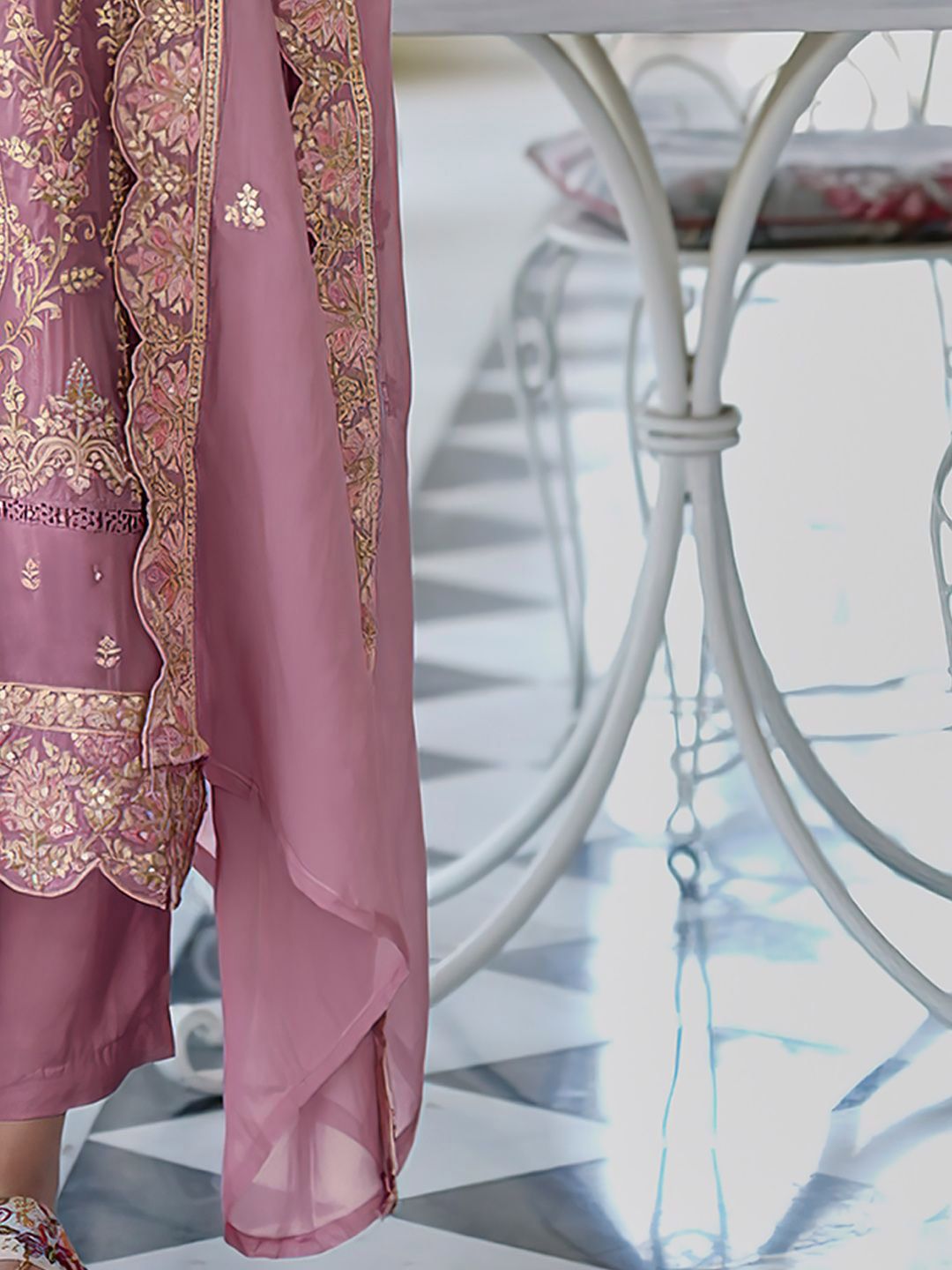 Motif Etnik Era Indo Bersulam Kurta Lurus Leher V Dengan Seluar & Dupatta