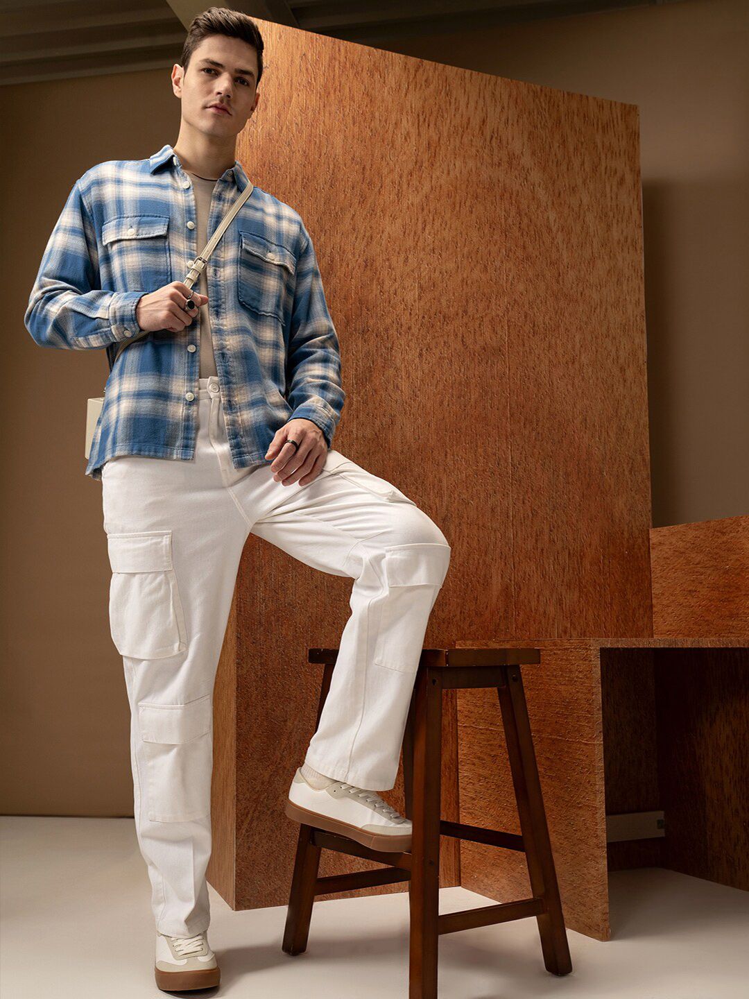 Lokomotif Dobby bertekstur yang diperiksa overshirt