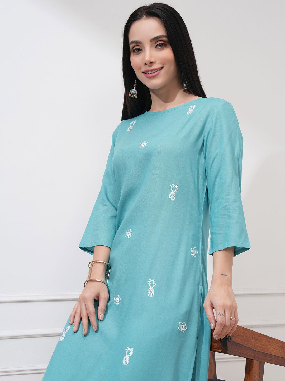Vishudh Women Embroidered Straight Kurta
