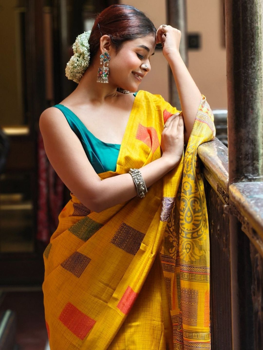 KALINI Geometric Saree With Blouse Piece