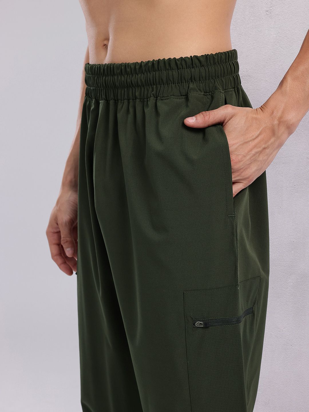 HRX by Hrithik Roshan Men Brand Logo Print Mid-Rise Rapid-Dry Training Cargo-Style Joggers