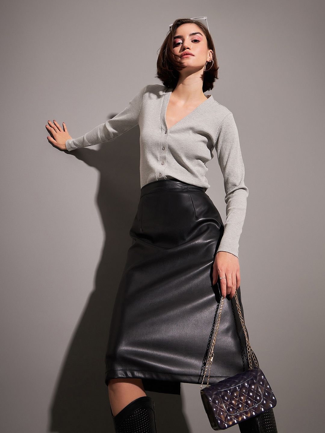 SASSAFRAS Ribbed V-Neck Crop Top