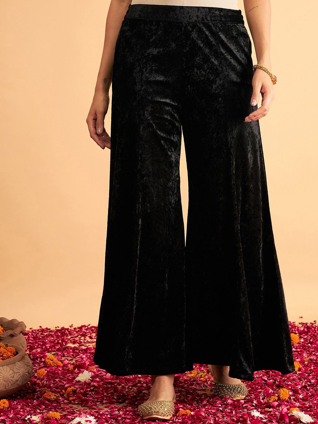 Shae by SASSAFRAS Ethnic Motifs Embroidered Regular Kurta with Palazzos