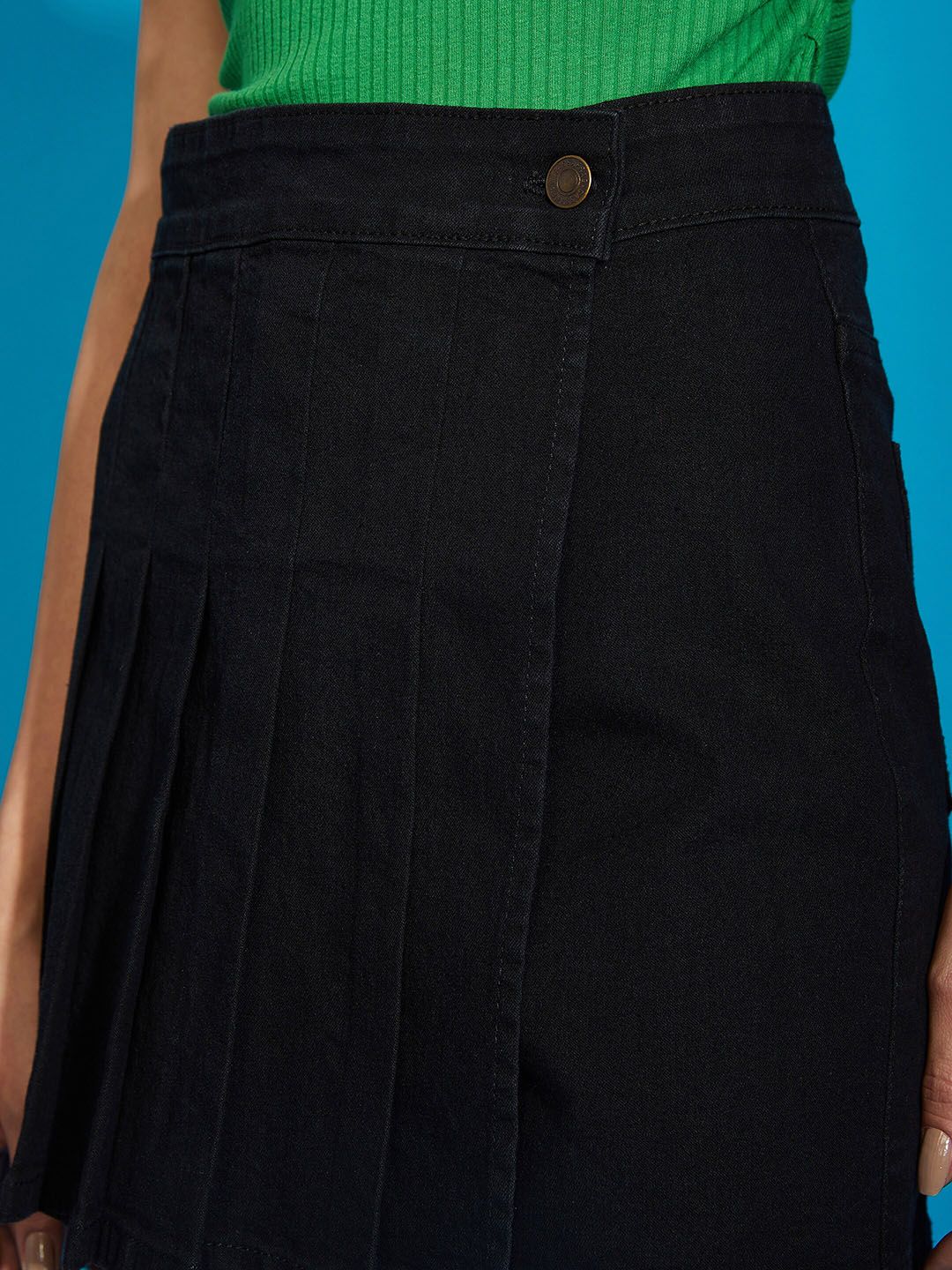 SASSAFRAS Black Front Pleated Skort