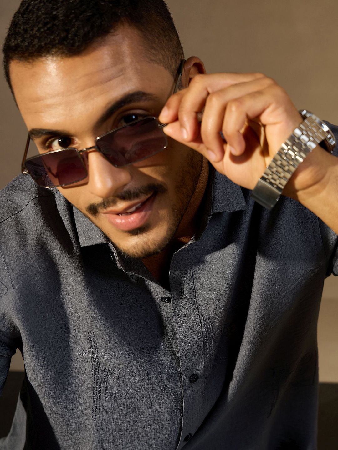 Lelaki Dennison bersulam Baju Kasual Lengan Pendek