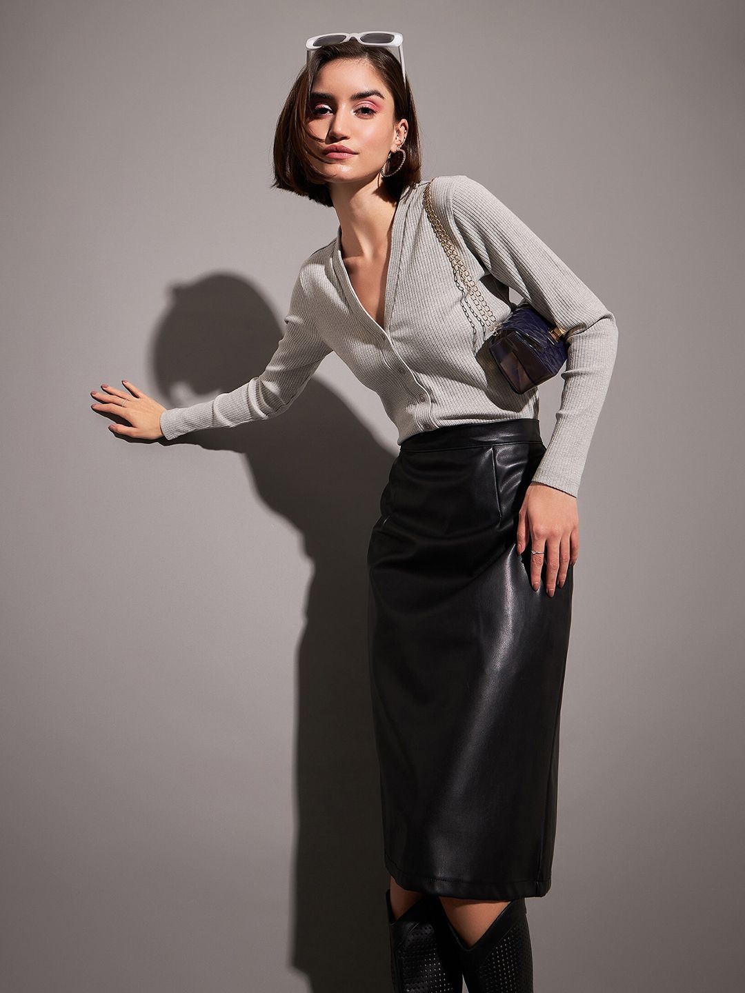 SASSAFRAS Ribbed V-Neck Crop Top