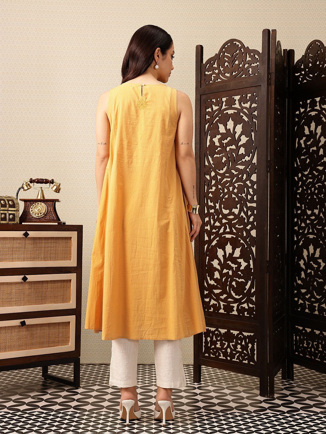 House of Pataudi Sleeveless Thread Work Indie Florals Jashn Kurta