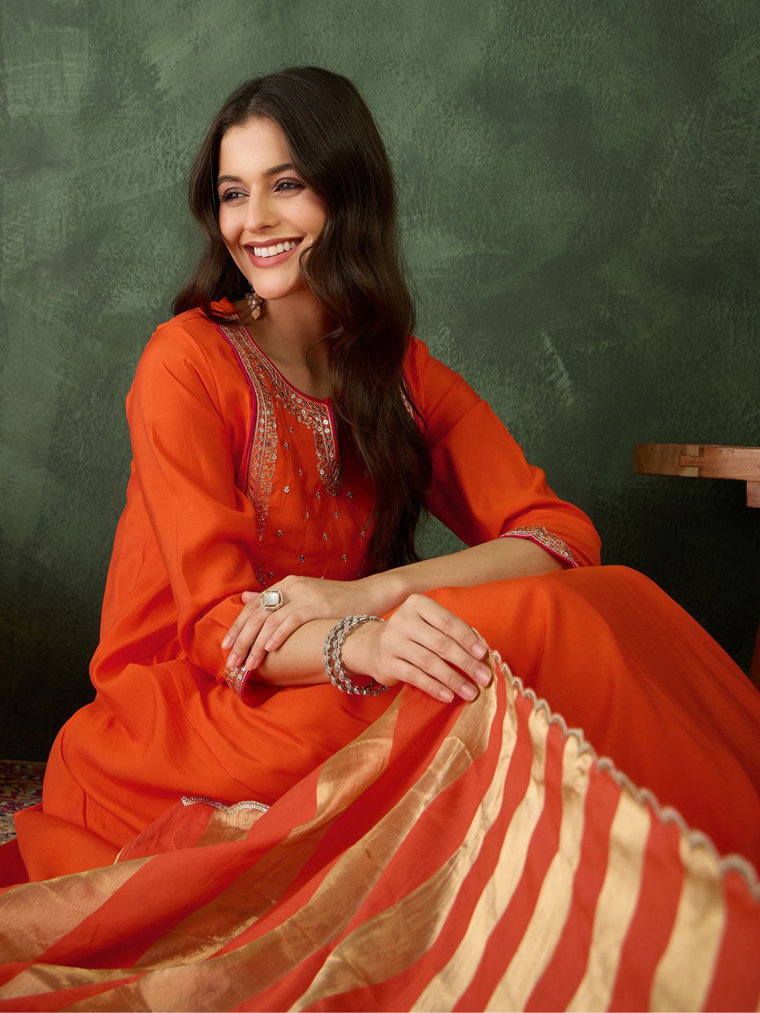 Kalini Wanita Bersulam A-Line Kurta Set