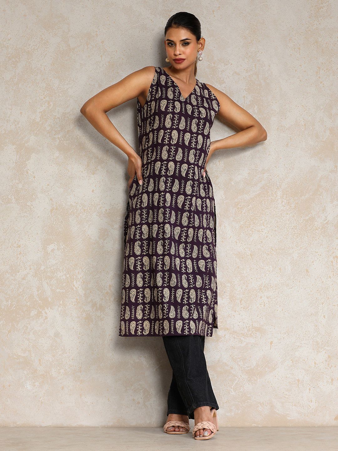 Varanga Paisley Printed Cotton V-Neck Straight Kurta