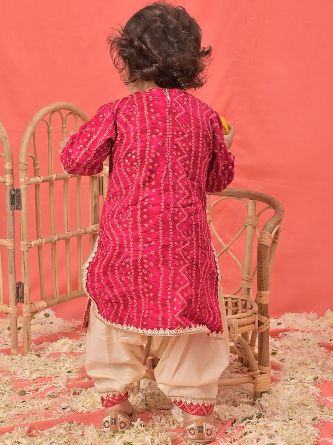 VASTRAMAY Girls Bandhani Printed Kurta With Patiala