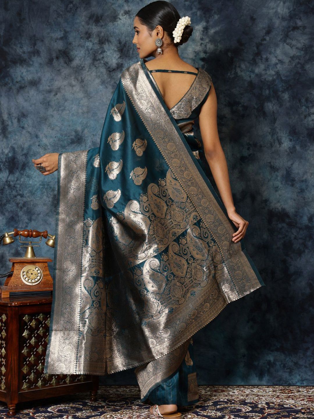 KALINI Ethnic Motifs Woven Design Zari Banarasi Saree