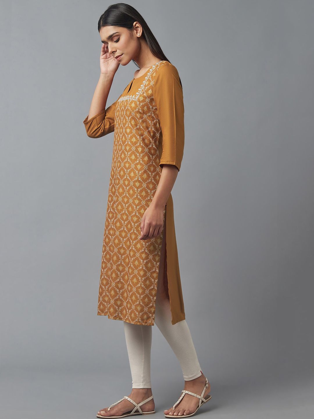 W Women Gold-Toned Ethnic Motifs Printed Thread Work Kurta