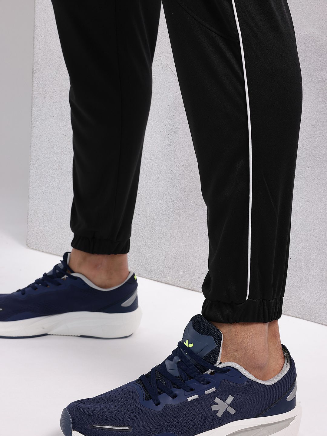 HRX by Hrithik Roshan Men Mid-Rise Rapid-Dry Training Joggers with Contrast Piping
