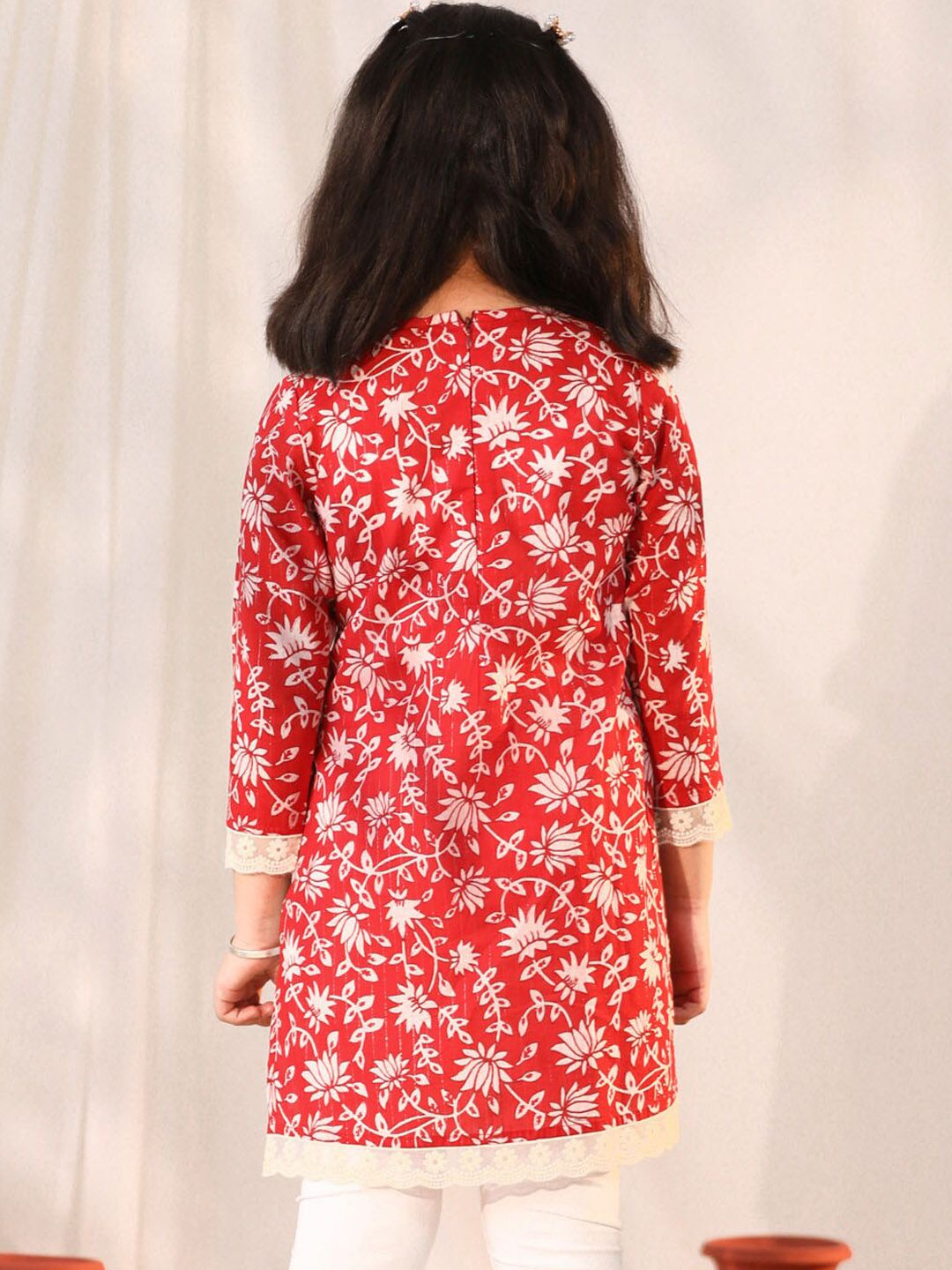 VASTRAMAY Girls Floral Printed V-Neck Cotton Kurta