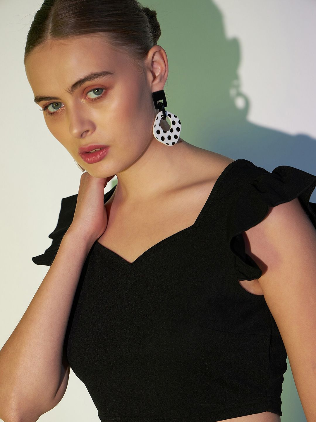 Berrylush Black Sweetheart Neck Crop Top With Shorts