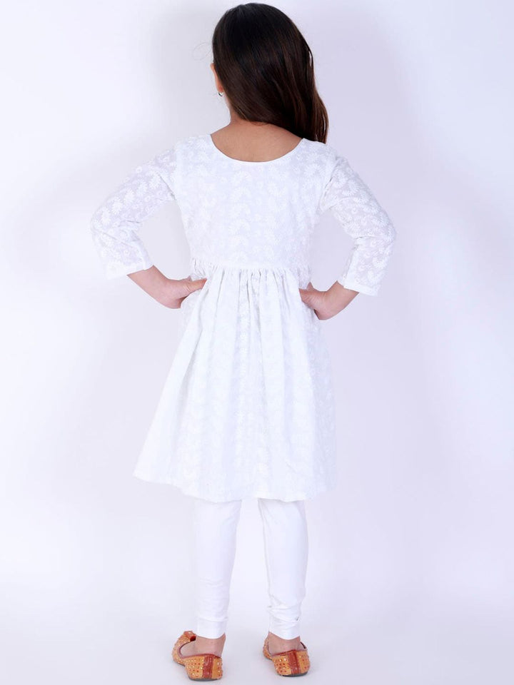 VASTRAMAY Girls White Chikankari Cotton Kurta And Leggings