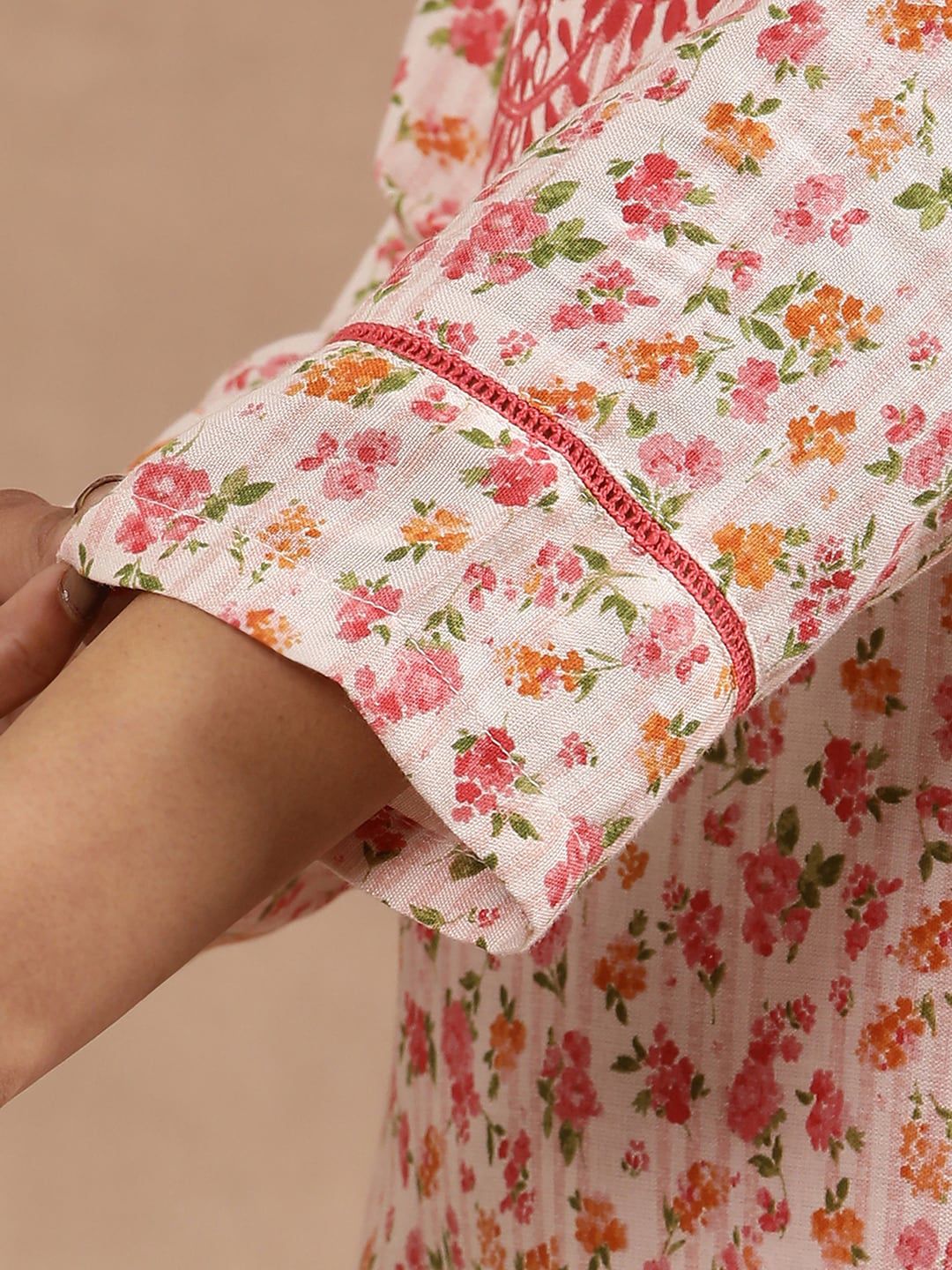 W White & Pink Floral Printed Thread Work Straight Kurta