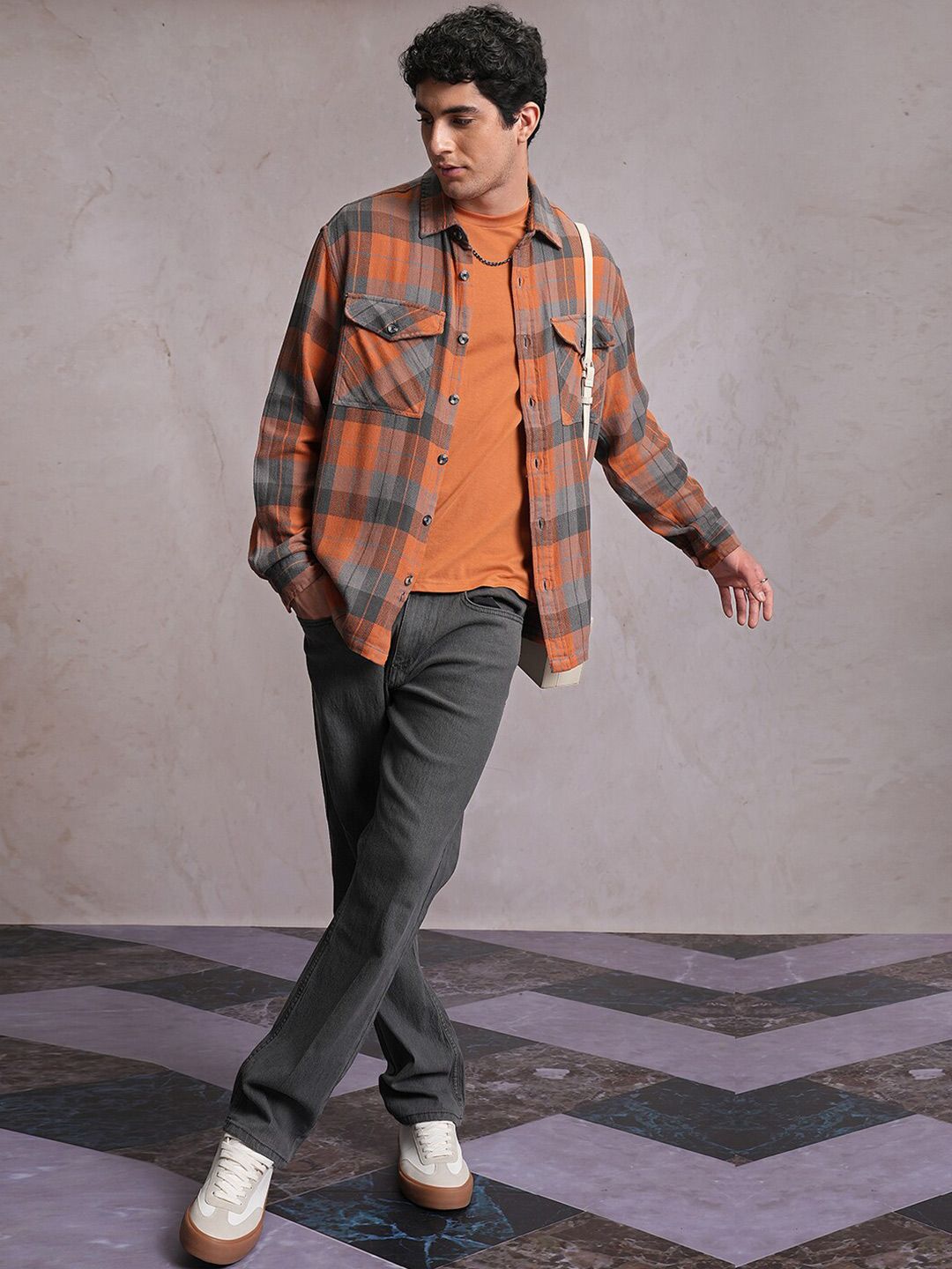 Lokomotif Dobby bertekstur poket utiliti diperiksa