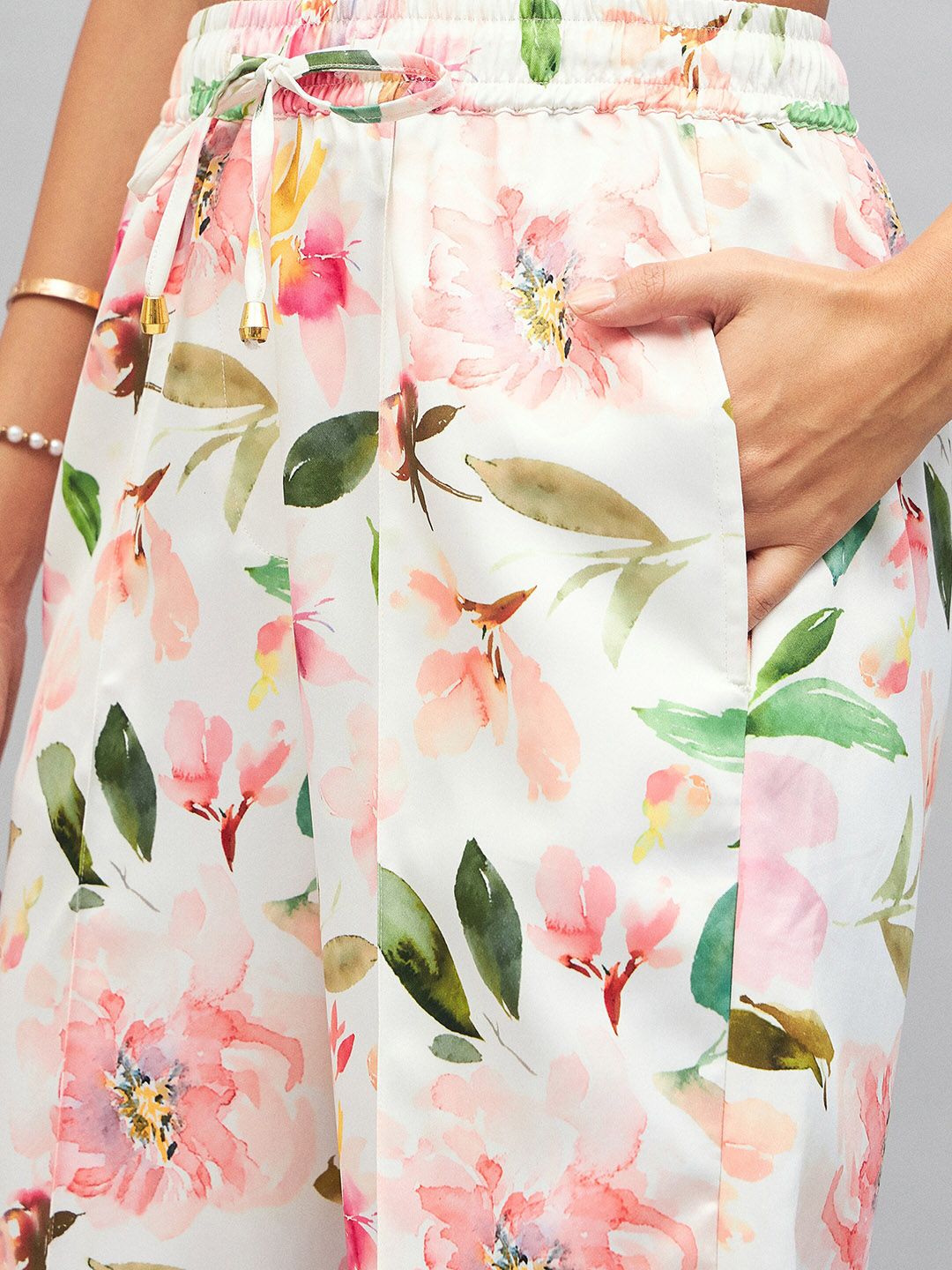 SASSAFRAS White Women Floral Printed Straight Fit Trousers