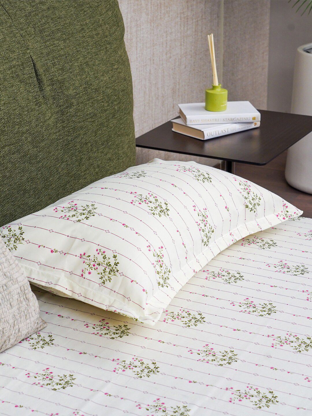 URBAN SPACE Pink & White Floral Printed Cotton 200 TC Single Bedsheet With 2 Pillow Covers