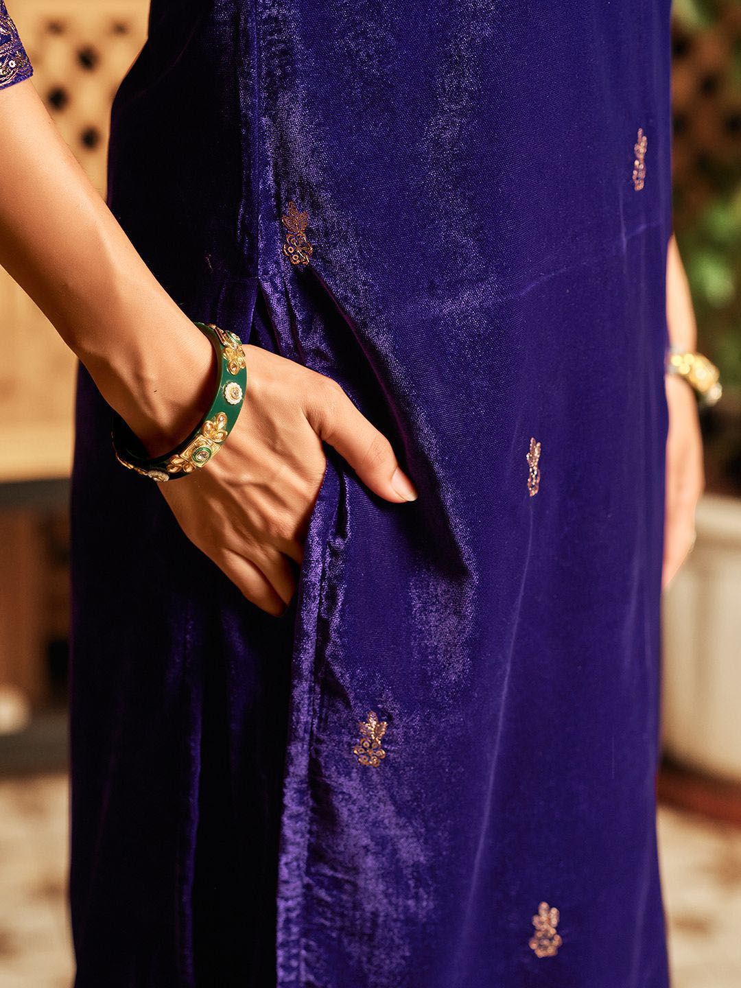 Kalini Ethnic Motifs bersulam Velvet Kurta dengan seluar & dupatta