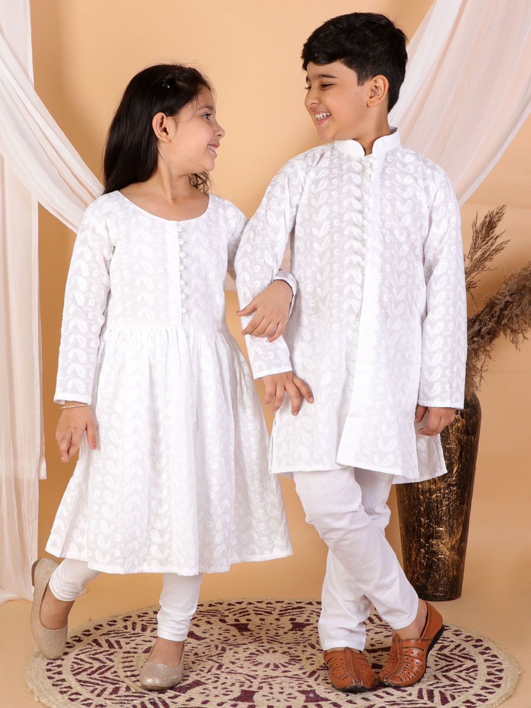 VASTRAMAY Girls White Chikankari Cotton Kurta And Leggings