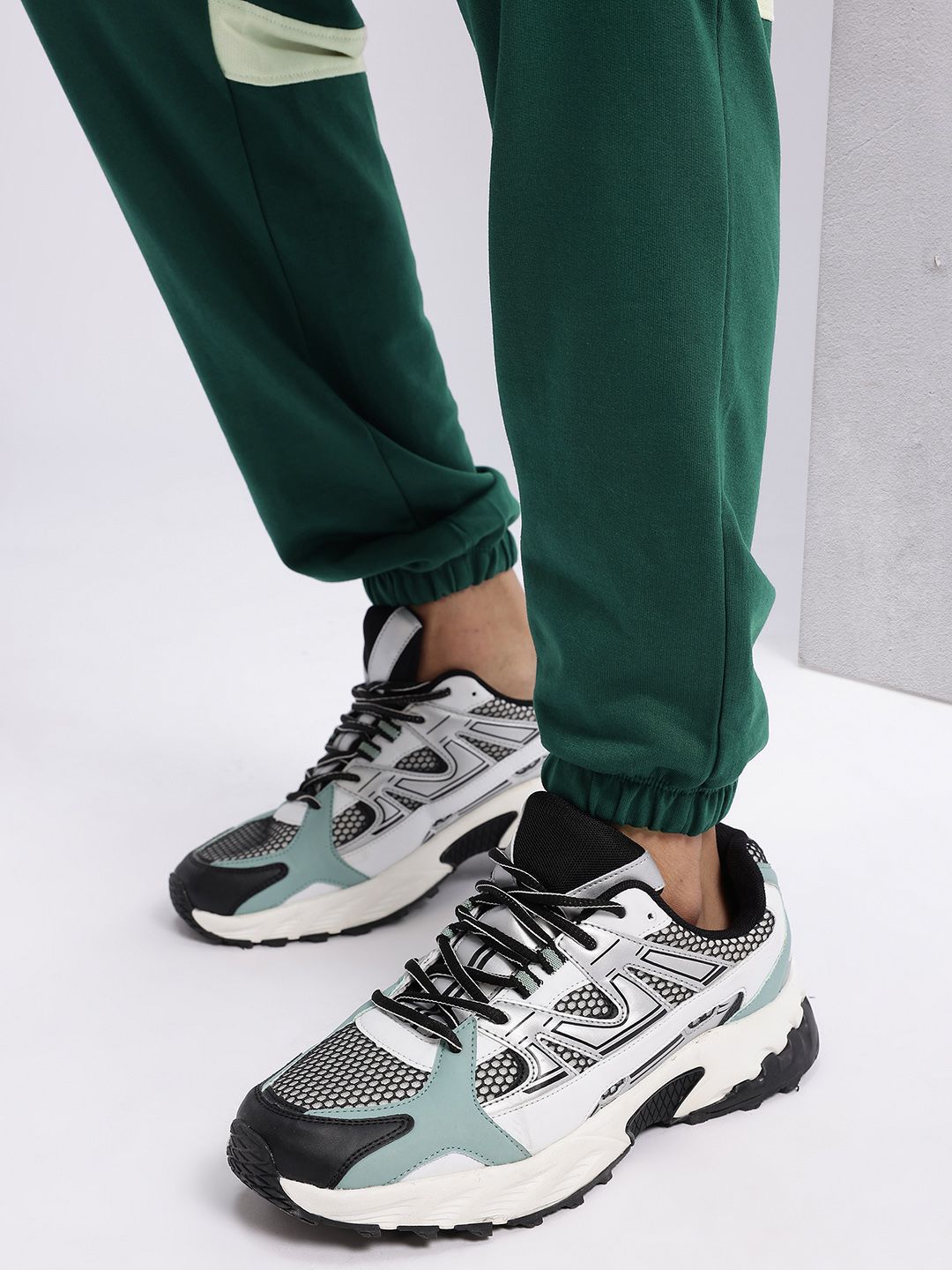 HRX by Hrithik Roshan Men Colorblocked Mid-Rise Regular Fit Lifestyle Joggers