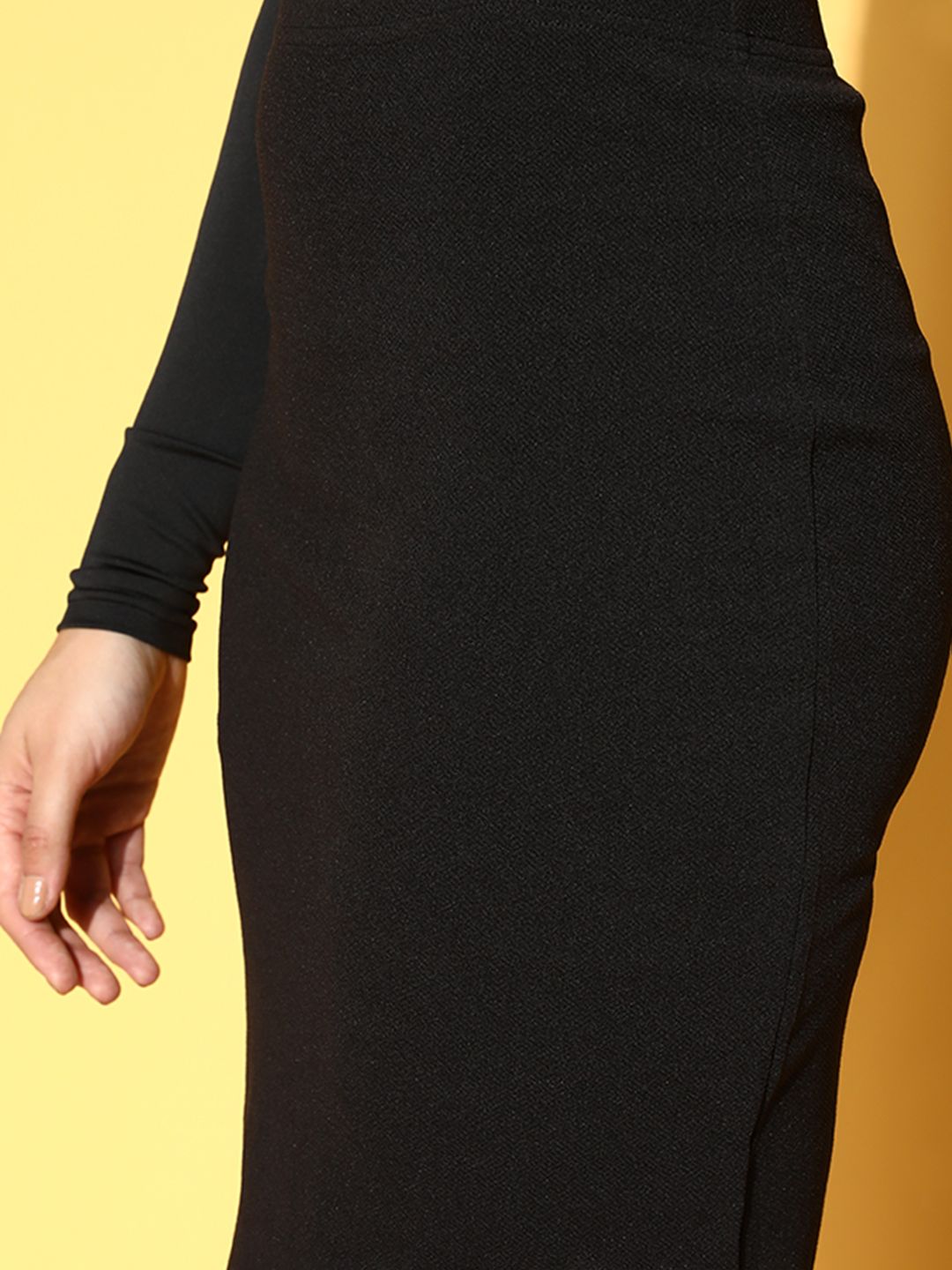 Berrylush Black Solid 70s Mini Skirt