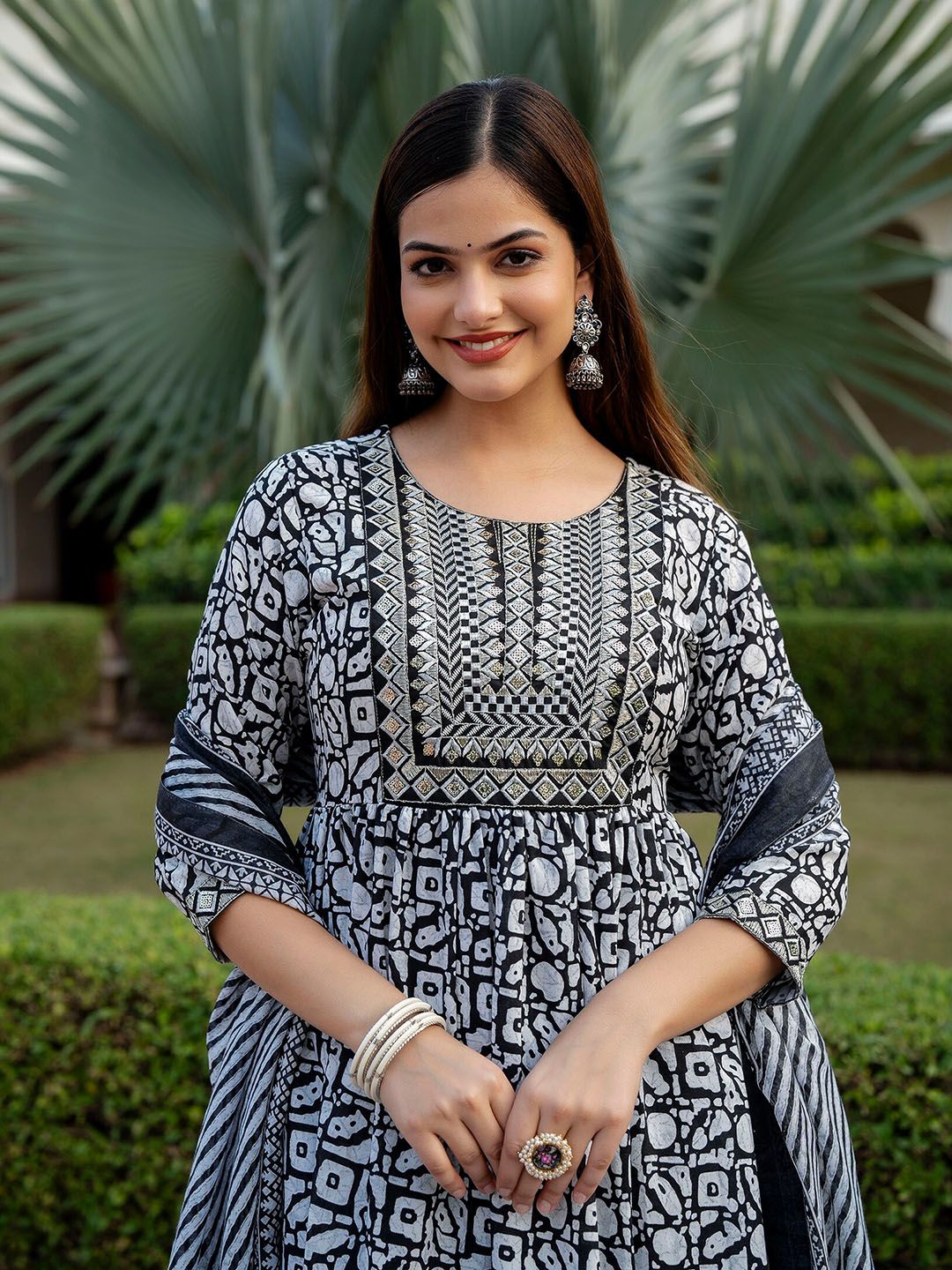 Kalini Geometric bersulam biasa kurta dengan seluar & dengan dupatta