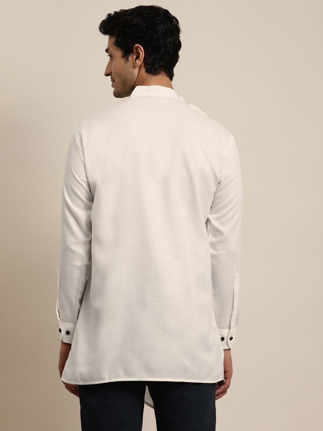 Anug oleh SOJANYA Men Off White Asymmetric Hemline Kurta
