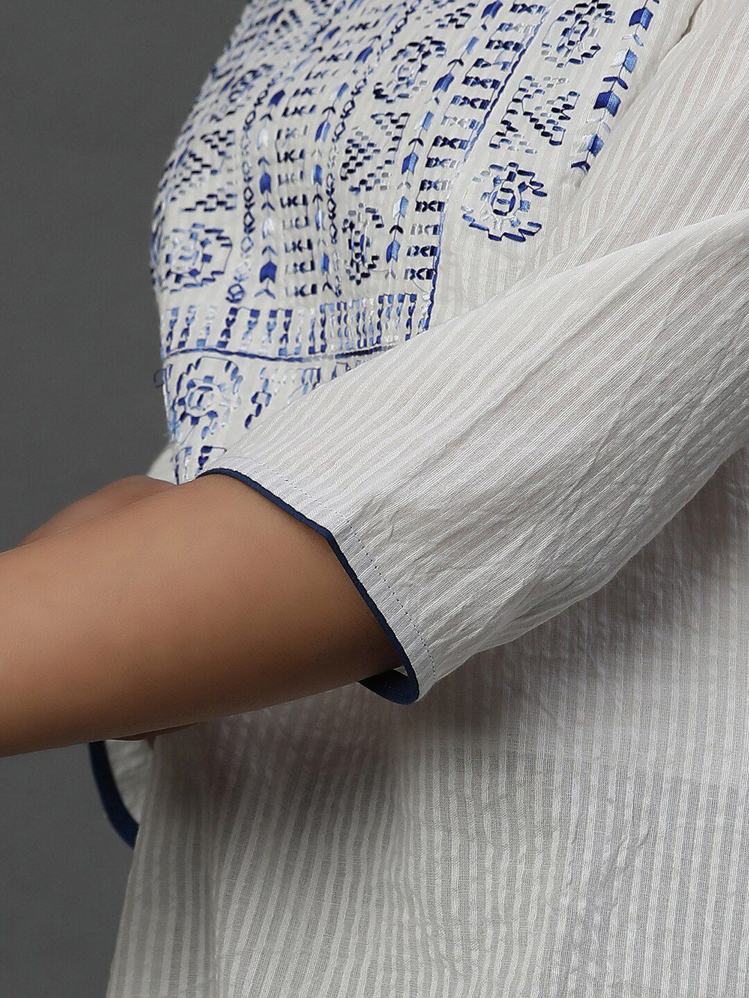 AURELIA Pure Cotton Floral Embroidered Thread Work Straight Kurti