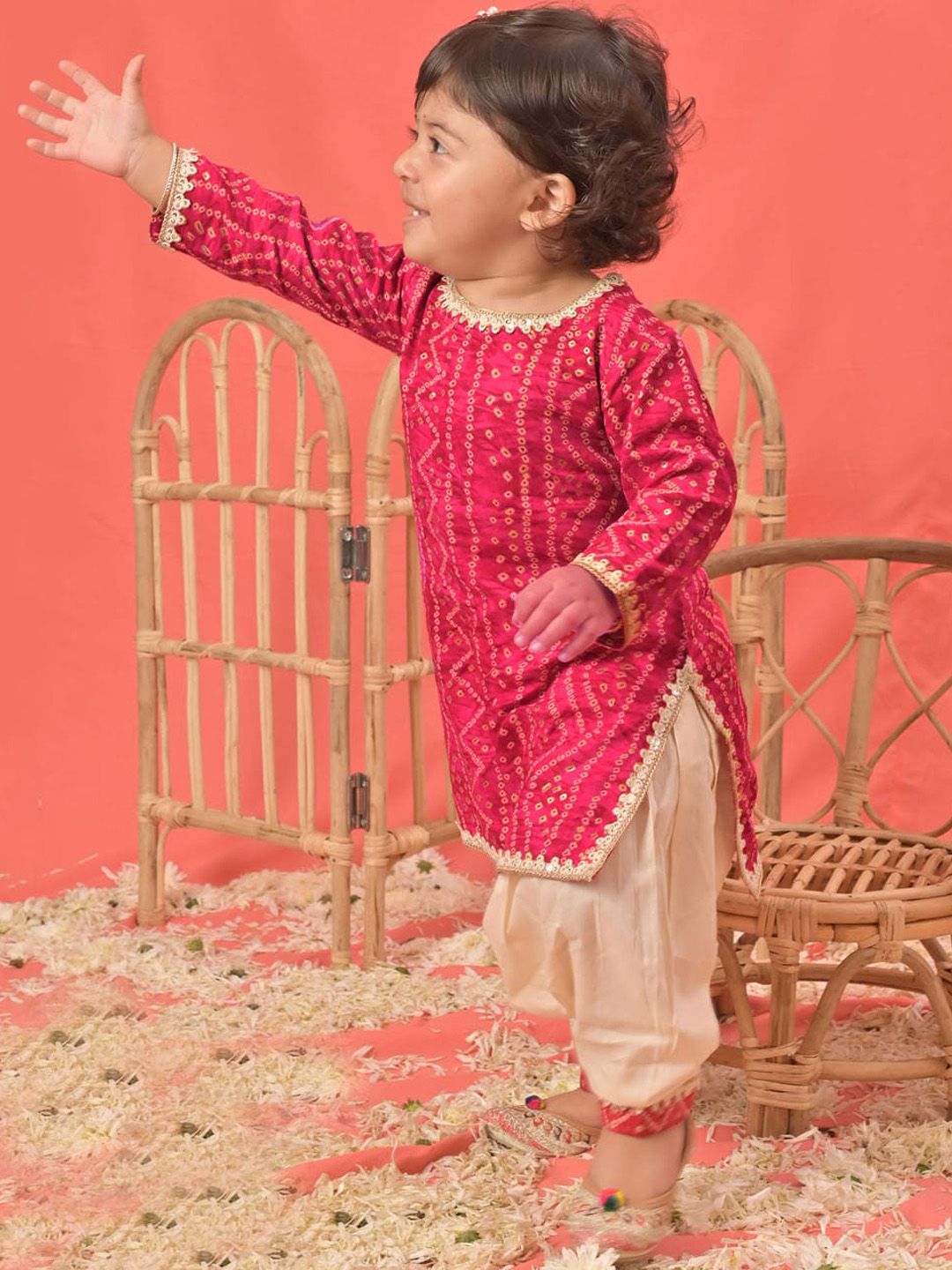VASTRAMAY Girls Bandhani Printed Kurta With Patiala