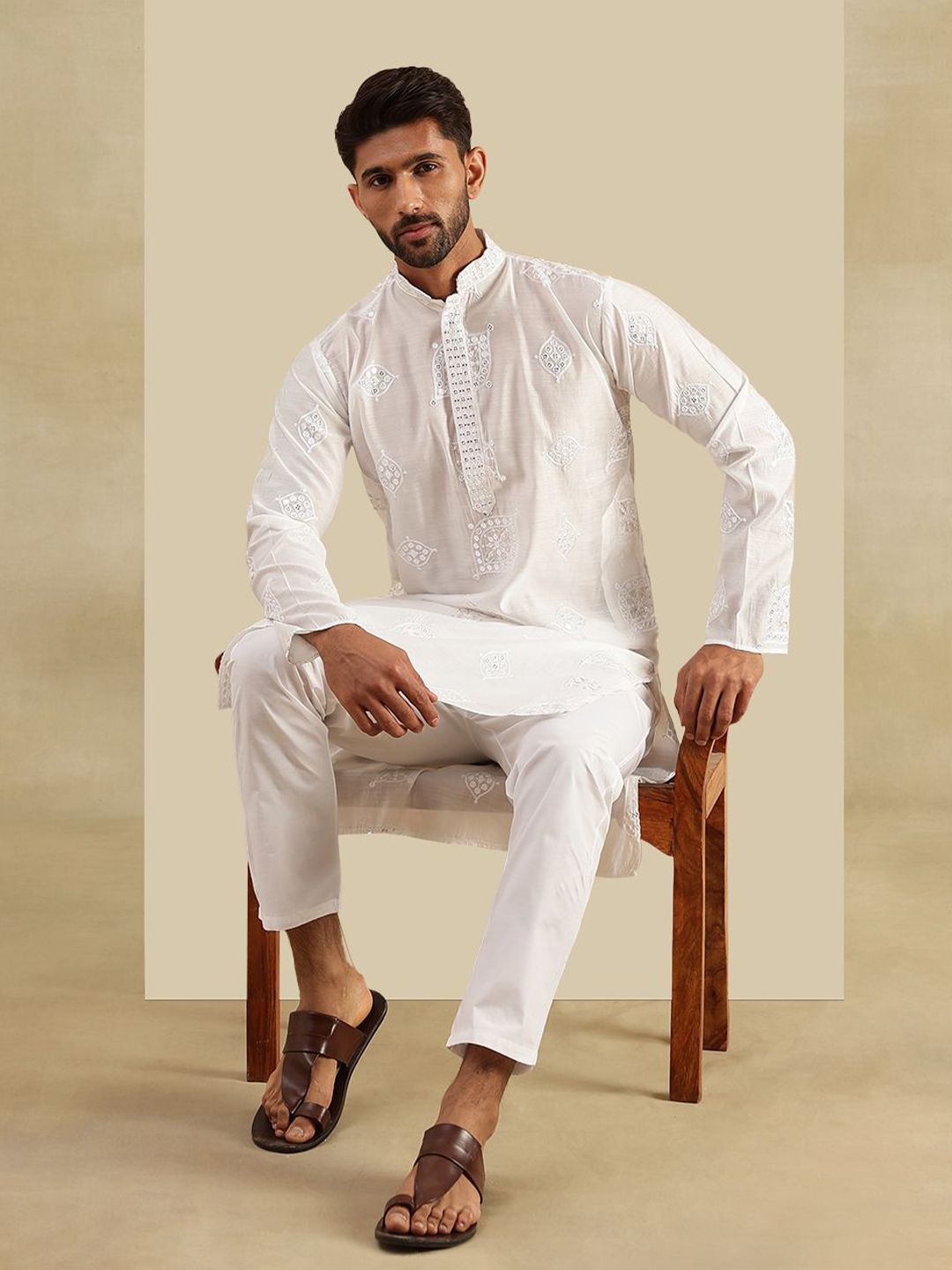 SOJANYA Men Embroidered Mirror Work Kurta