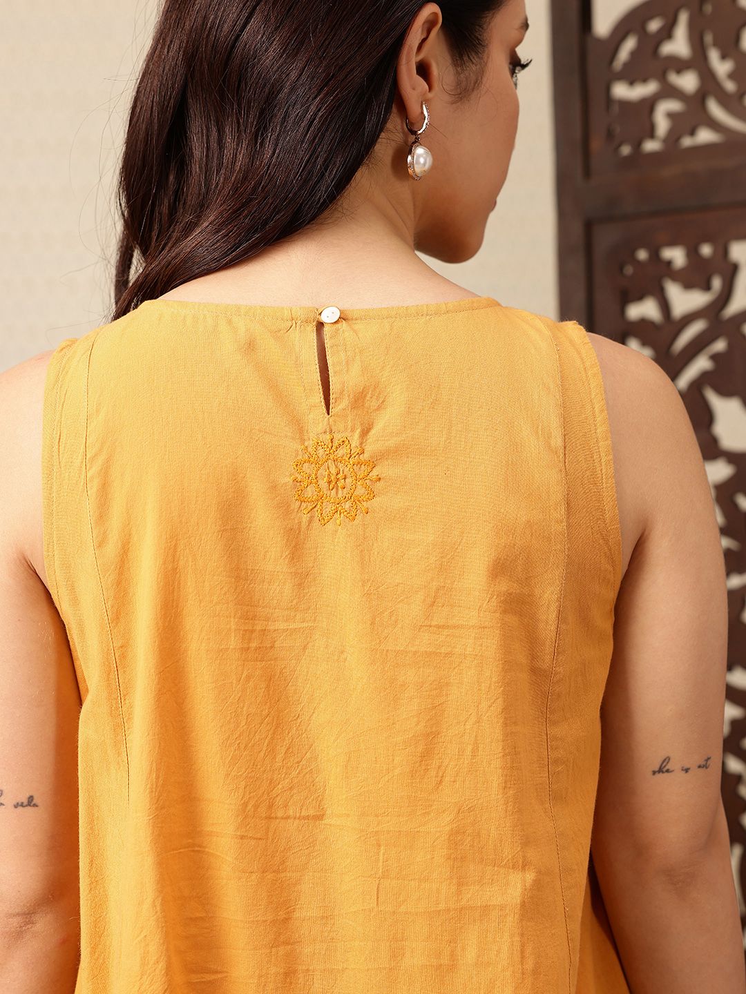 House of Pataudi Sleeveless Thread Work Indie Florals Jashn Kurta