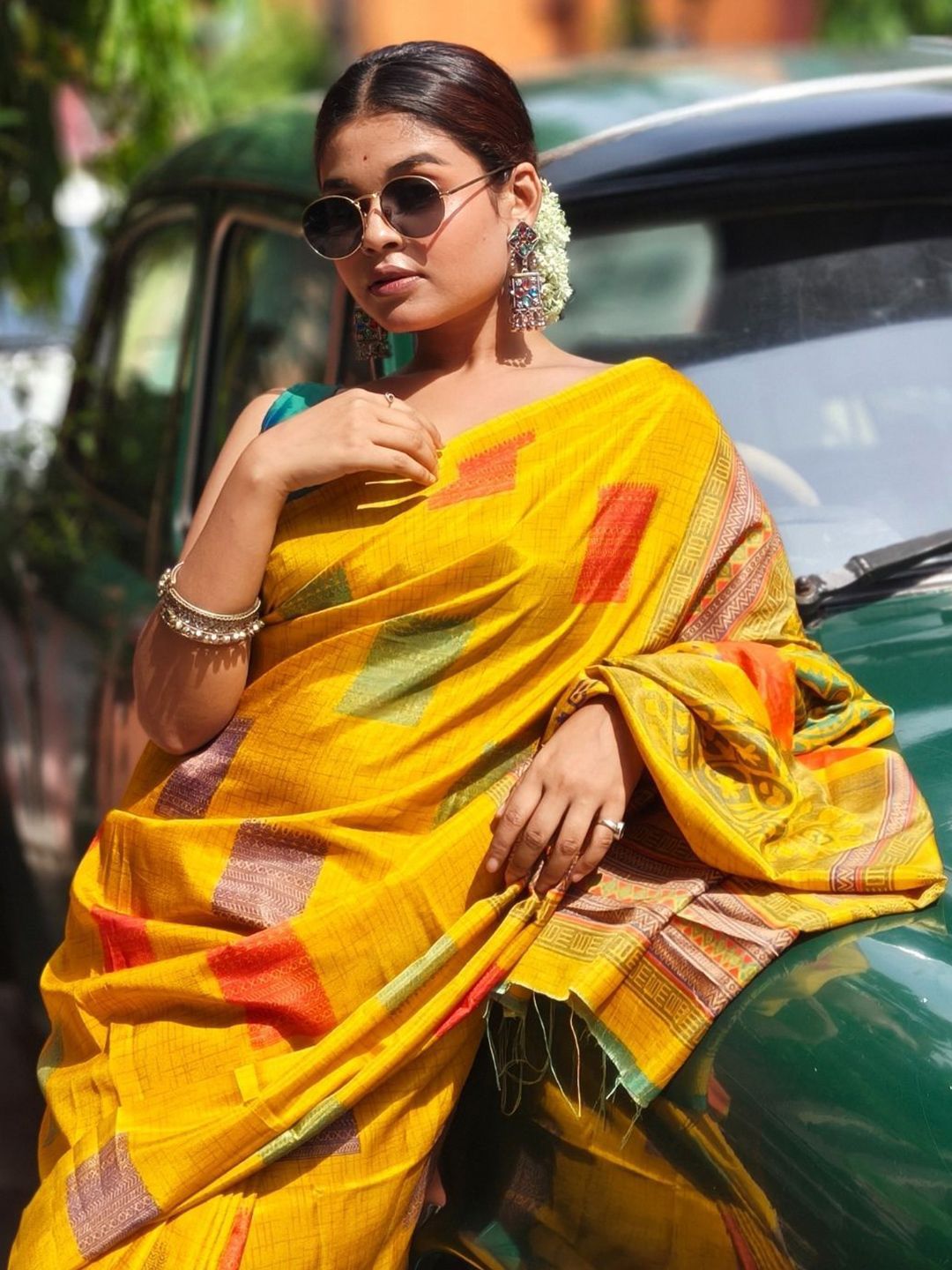 KALINI Geometric Saree With Blouse Piece