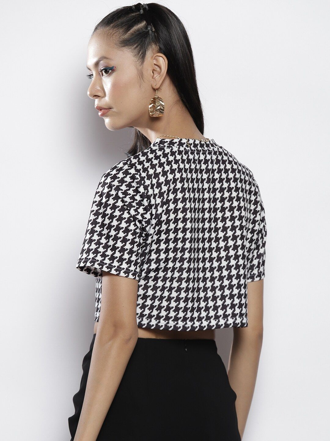 SASSAFRAS Black & White Geometric Print Crop Top