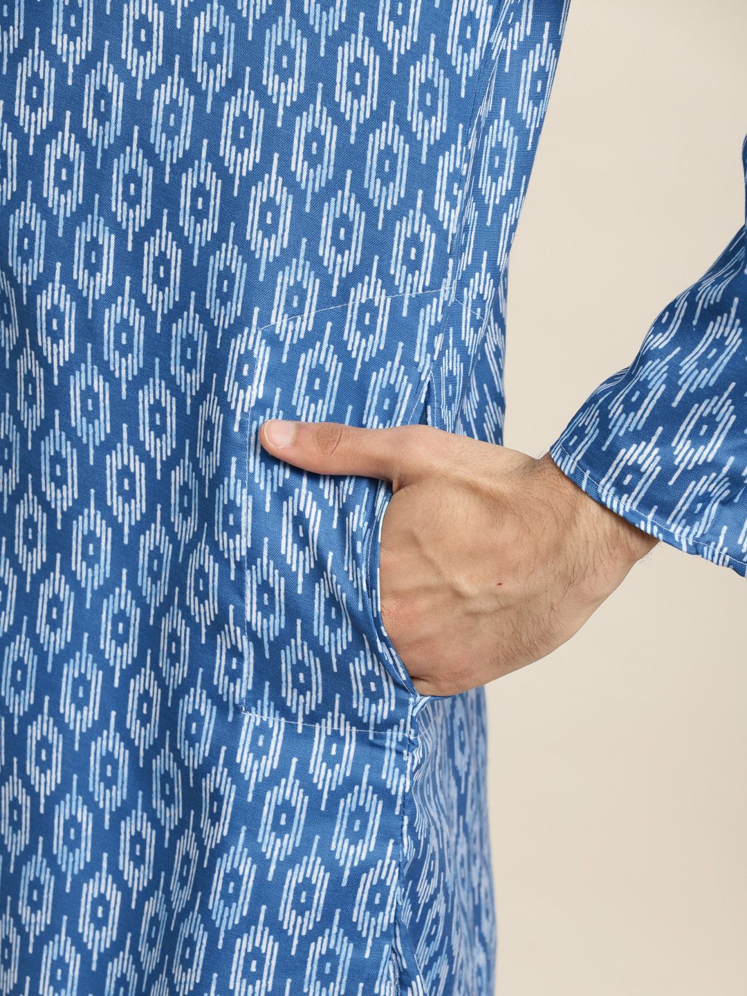 SOJANYA Men Blue & White Geometric Printed Straight Pure Cotton Kurta