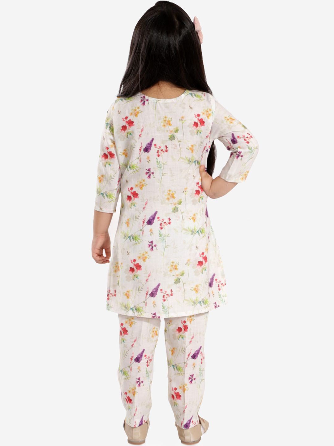 VASTRAMAY Girls Cream-Coloured Floral Printed Linen Kurta and Pant