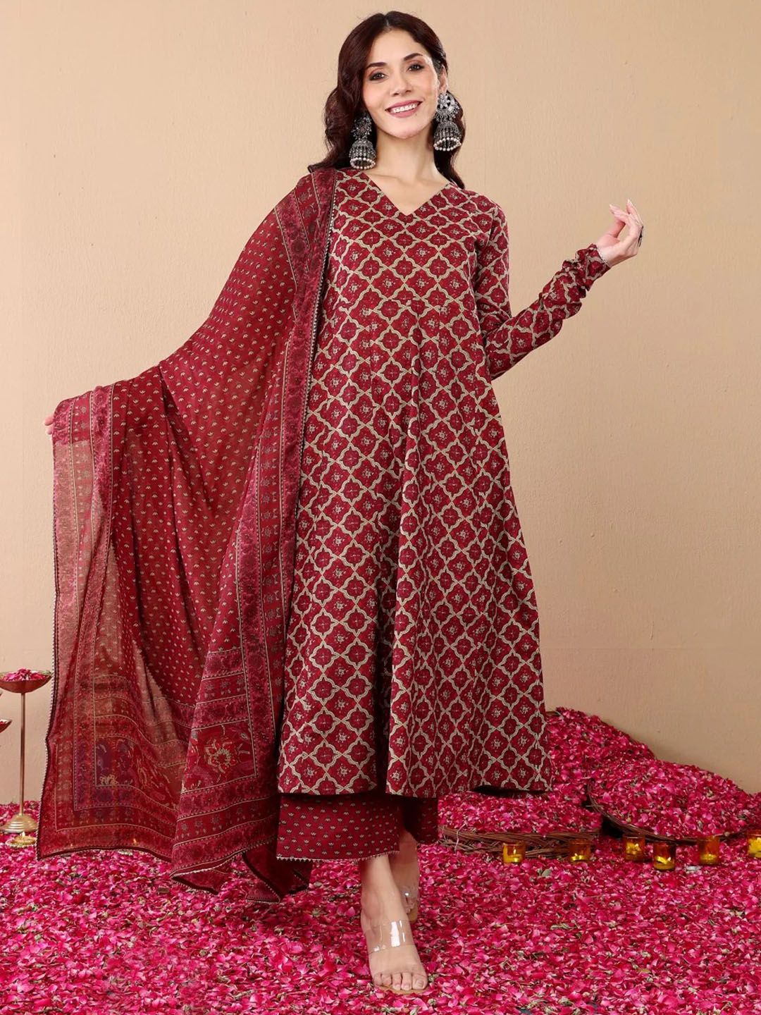 Motif etnik Kalini dicetak v-neck anarkali kurta dengan seluar dan dupatta
