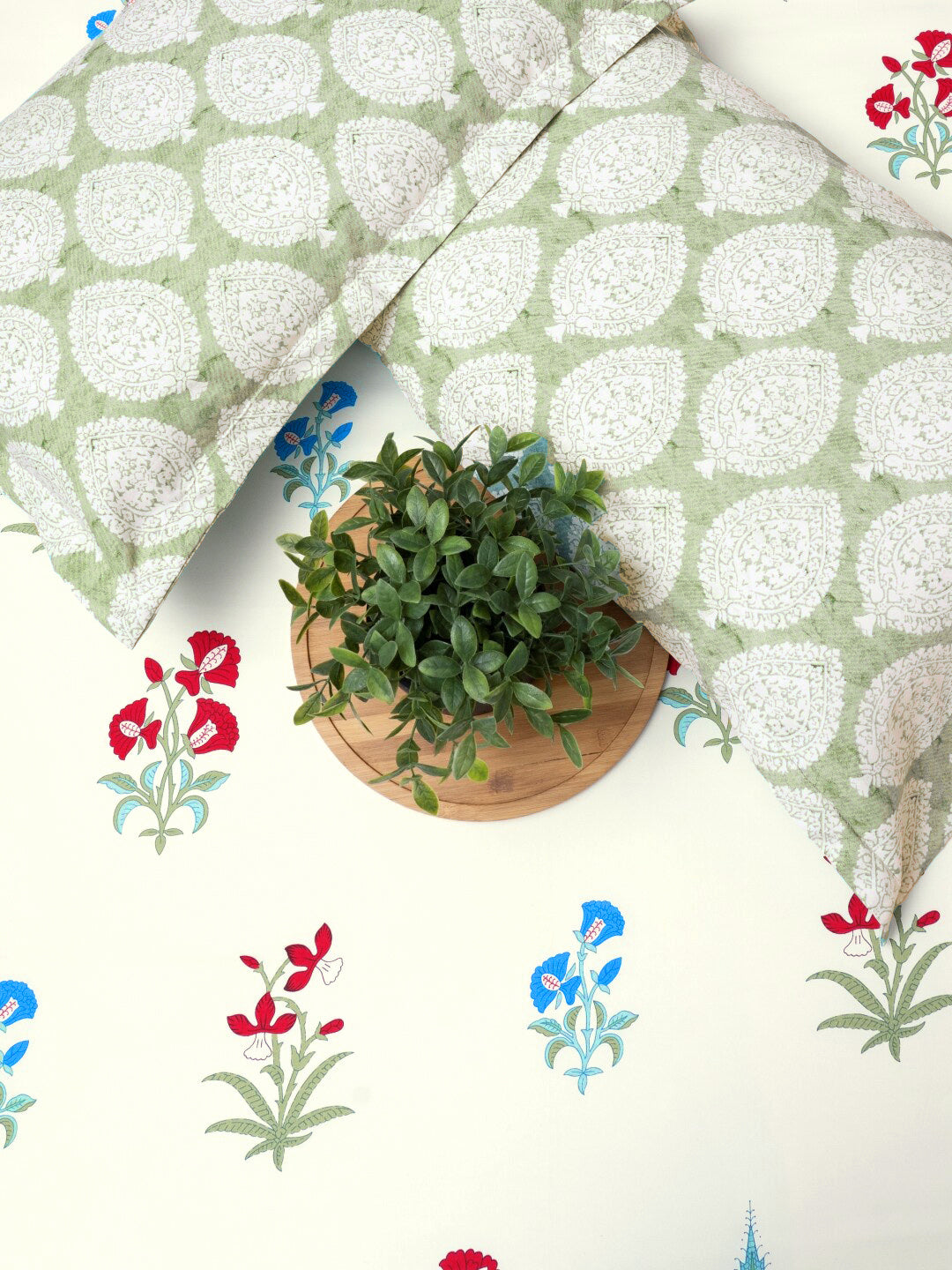 URBAN SPACE Regal White & Red Floral 220 TC Cotton Queen Bedsheet With 2 Pillow Covers