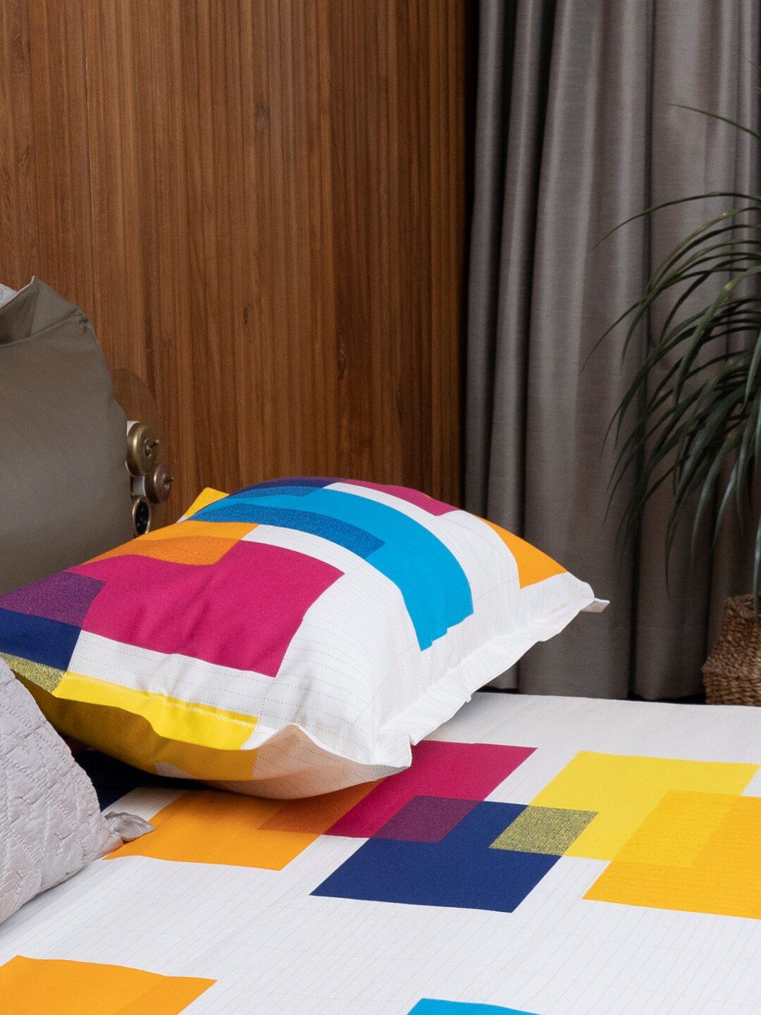 URBAN SPACE Divine White Geometric 144 TC Pure Cotton Queen Bedsheet With 2 Pillow Covers