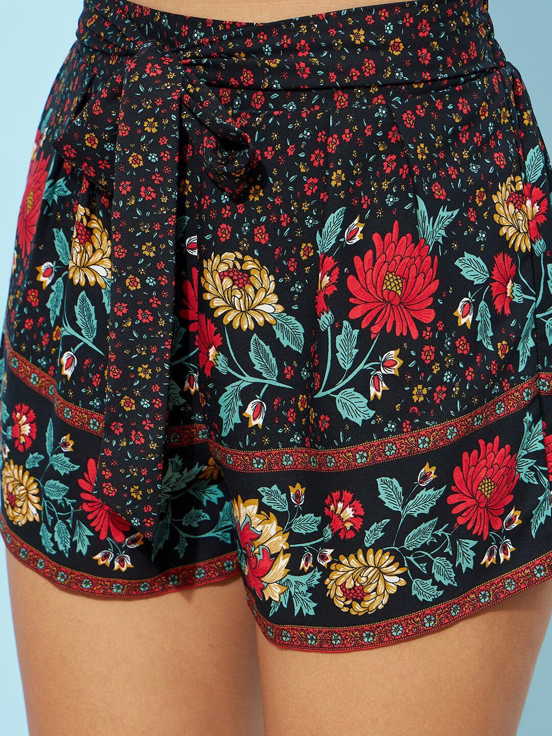 Berrylush Black Printed Top & Shorts With Shrug