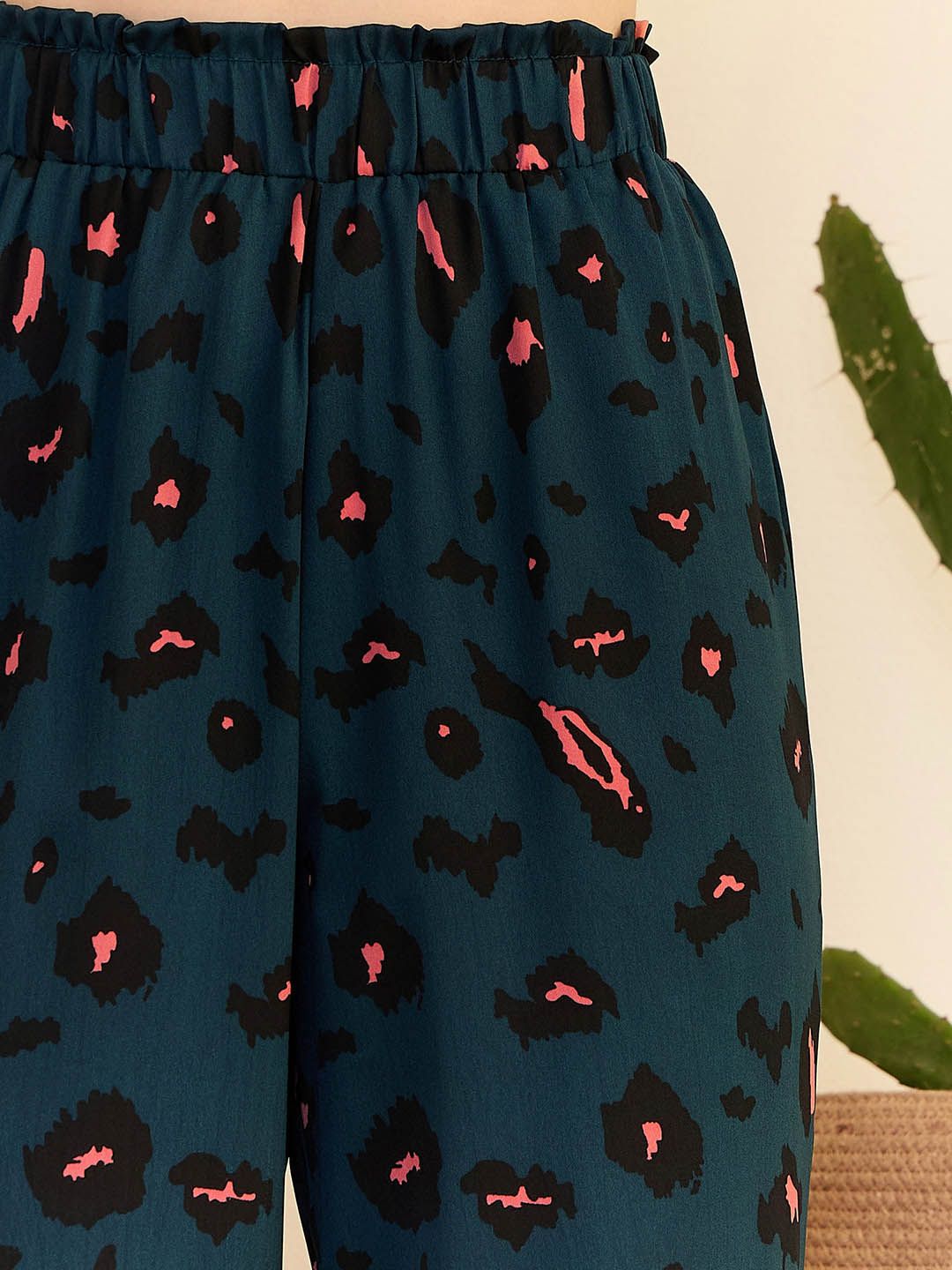 Berrylush Women Floral Printed High-Rise Parallel Trouser