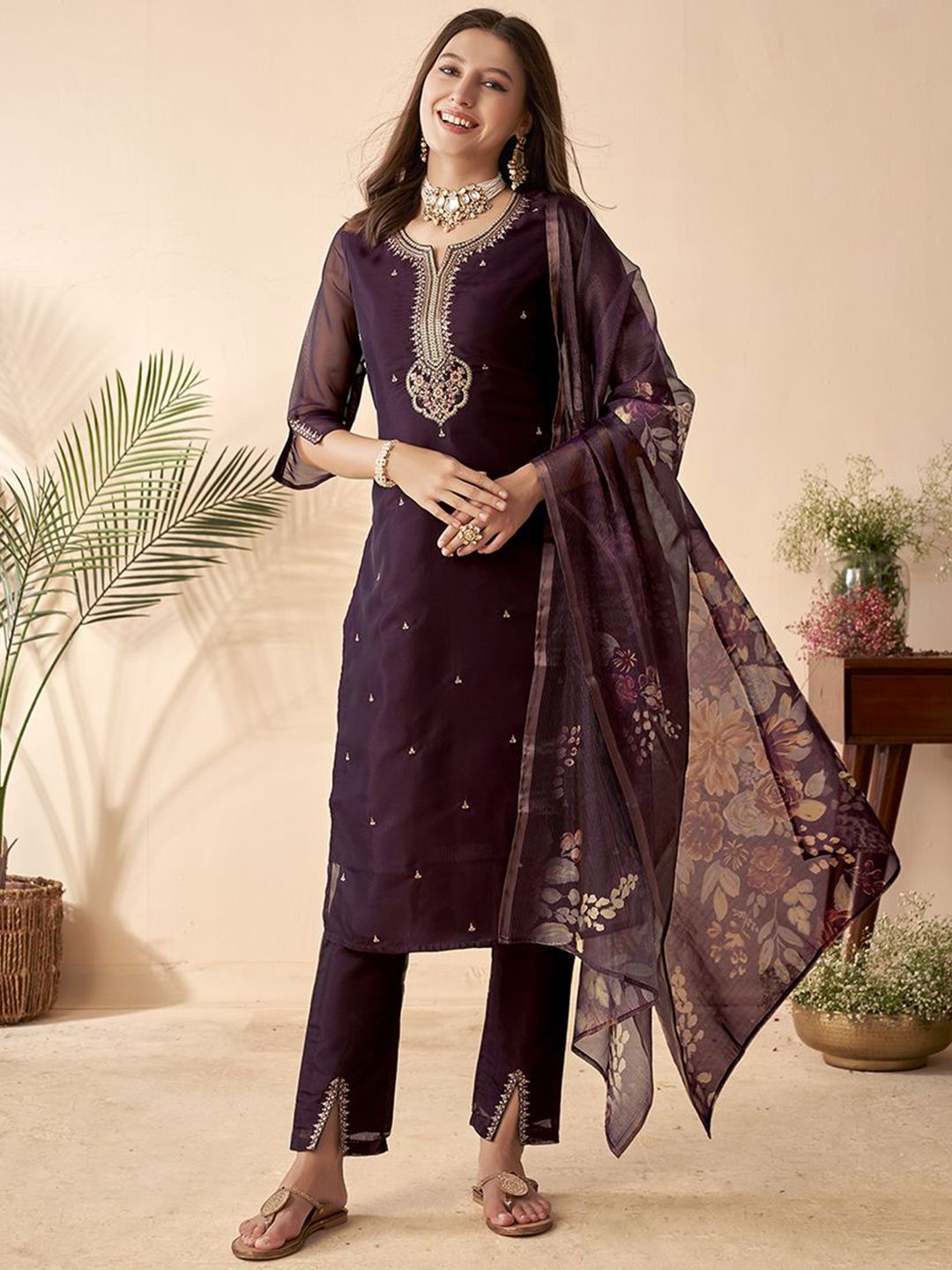 Anouk Violet Ethnic Motifs bersulam kurta lurus dengan seluar & dupatta