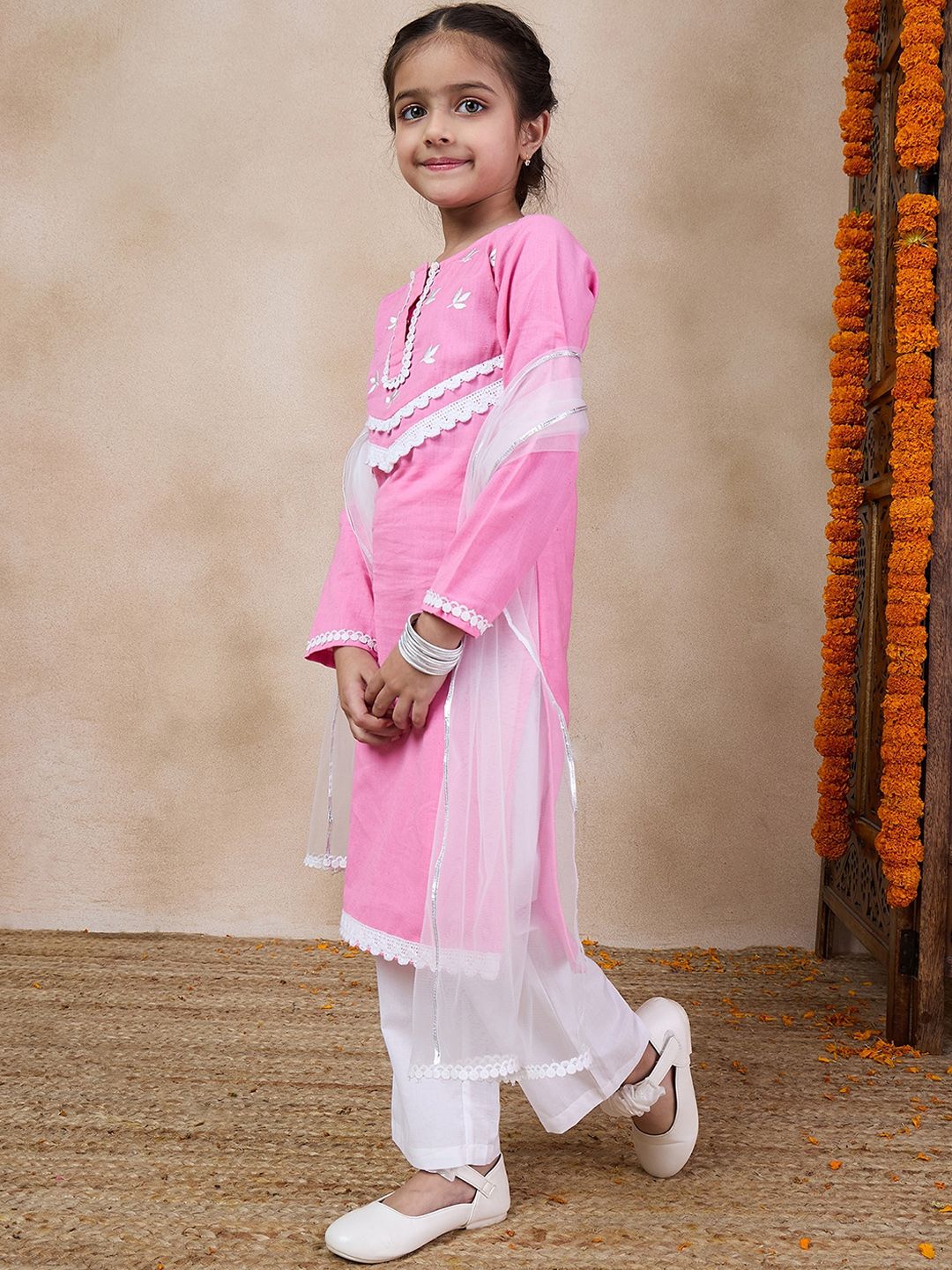 pspeaches Girls Floral Embroidered Round Neck Straight Kurta With Trousers & Dupatta