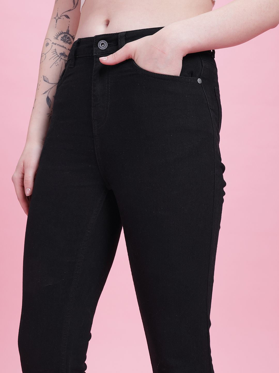 Wanita pakaian baju kurus yang sesuai dengan seluar jeans