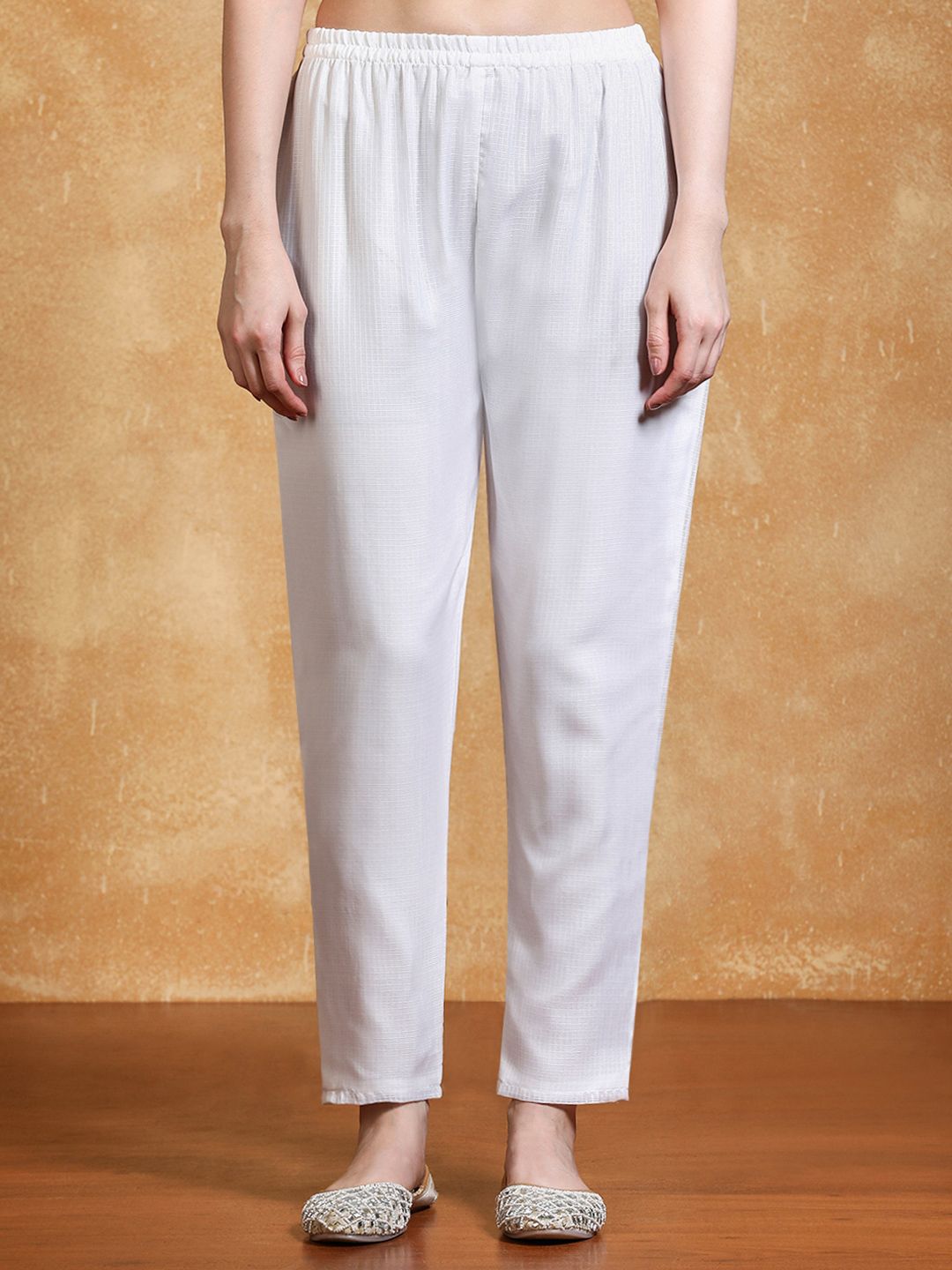 Kurta bersulam bunga wanita dengan seluar & dupatta