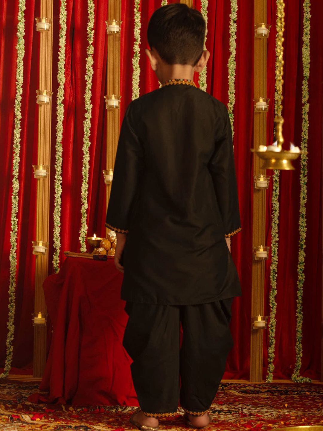 VASTRAMAY Boys Floral Embroidered Regular Mirror Work Straight Kurta With Dhoti Pants